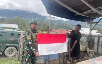 Satgas TNI Hadirkan Semangat Merah Putih di Honai Warga Sinak