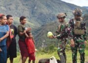Tingkatkan Ekonomi Pedalaman, Prajurit TNI Boyong Hasil Bumi Masyarakat Papua