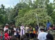 TNI Hadir di Tengah Duka: Satgas Yonif 131/Brajasakti Melayat Tokoh Kampung Pyiawi yang Meninggal Akibat Longsor