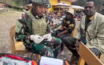 Satgas TNI Berikan Pelayanan Kesehatan Untuk 932 Pengungsi di Kampung Gigobak