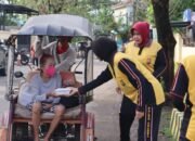 Polwan Polres Pangkep Tebar Kepedulian Lewat Aksi Berbagi Nasi Bungkus di Jumat Berkah