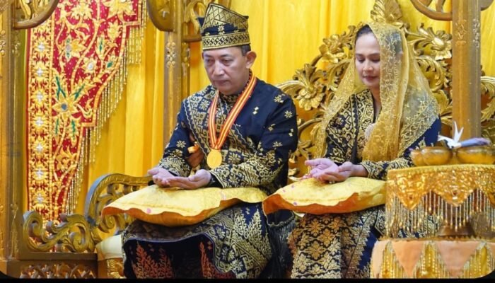 *INI MAKNA ATRIBUT ANUGERAH ADAT INGATAN BUDI KEPADA KAPOLRI LISTYO*