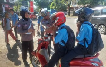 SATLANTAS POLRES PANGKEP EDUKASI PELAJAR DI SEKITAR SEKOLAH DAN HALTE DALAM RANGKA OPERASI PATUH PALLAWA 2025