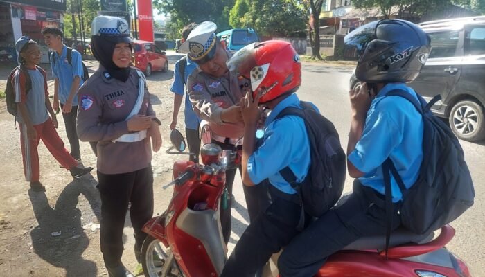 SATLANTAS POLRES PANGKEP EDUKASI PELAJAR DI SEKITAR SEKOLAH DAN HALTE DALAM RANGKA OPERASI PATUH PALLAWA 2025