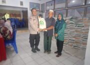 BHABINKAMTIBMAS KELURAHAN BONTOA LAKUKAN MONITORING DAN PENGAWASAN PENYALURAN BANTUAN BERAS UNTUK 368 KPM.