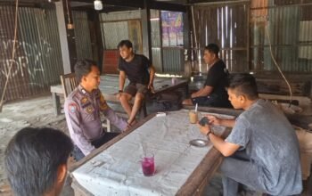 Bhabinkamtibmas Polsek Mandalle Sambangi Warga untuk Jaga Situasi Tetap Kondusif