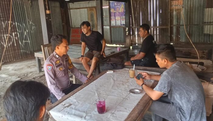 Bhabinkamtibmas Polsek Mandalle Sambangi Warga untuk Jaga Situasi Tetap Kondusif