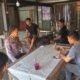 Bhabinkamtibmas Polsek Mandalle Sambangi Warga untuk Jaga Situasi Tetap Kondusif