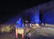 Aksi Tanggap Malam Hari, Kapolsek Minasatene Gandeng Warga Perbaiki Jalan Berlubang untuk Keselamatan Bersama