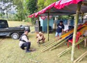 Bhabinkamtibmas Desa Tompo Bulu Sambang dan Bantu Warga Persiapkan HUT RI ke-80