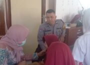 Bhabinkamtibmas Polsek Pangkajene Dampingi Pemeriksaan Kesehatan Gratis di SDN 18 Tumampua
