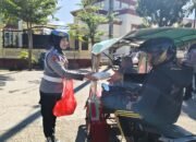 JUMAT BERKAH, POLWAN POLRES PANGKEP BERBAGI NASI KOTAK KEPADA PENGENDARA