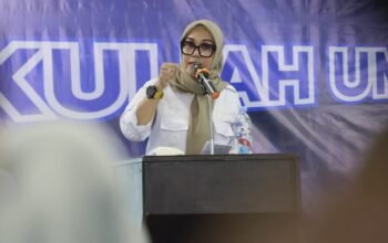 Bupati Barru Andi Ina Kartika Sari Sampaikan Kuliah Perdana di STMIK Kharisma Makassar, Serahkan Beasiswa untuk Mahasiswa Asal Barru