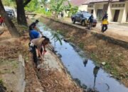 Personel Polres Pangkep Gelar Baksos Pembersihan Saluran Air di Sekitar Stadion Andi Mappe