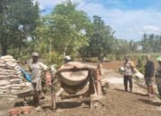 Bhabinkamtibmas Polsek Ma’rang Aipda H. Abdul Rasid Pantau Proyek Jalan Beton ADD Desa Alesipitto Tahun 2025