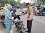 Bhabinkamtibmas Kelurahan Kassi, lakukan Pengamanan dan Pengaturan Arus Lalin depan Pasar Rakyat Kassi guna Cegah Kemacetan.