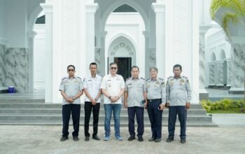 Wabup Barru Abustan Tinjau Kesiapan Masjid Baiturrahman, Tekankan Penataan Drainase dan Parkir