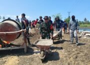 Semangat Luar Biasa Dandim 1421/Pangkep Terjun Langsung Pengerjaan Pengecoran Jalan TMMD ke-126 Kodim 1421/Pangkep.
