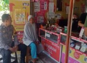 SAMBANGI WARGA DI KONTER HP, BHABINKAMTIBMAS POLSEK MINASATENE SAMPAIKAN PESAN KAMTIBMAS