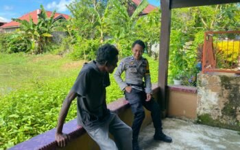 Bhabinkamtibmas Polsek Mandalle laksanakan giat sambang pastikan wilayah binaan dalam keadaan aman