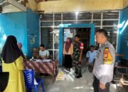 Bhabinkamtibmas Polsek Pangkajene Kawal Penyaluran Bantuan Beras dan Minyak Goreng di Kelurahan Tumampua