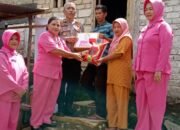 Bhayangkari Ranting Tondong Tallasa Didampingi Kapolsek Salurkan Bantuan Sembako kepada Warga Kurang Mampu