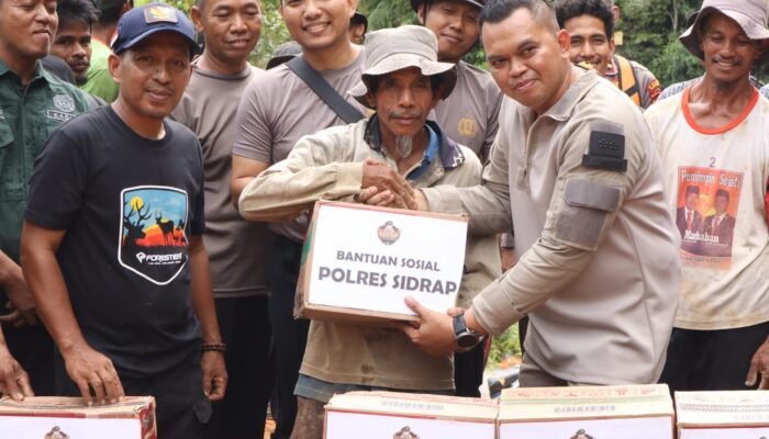 Sigap Tanggap Bencana, Polres Sidrap Buka Akses Jalan Longsor dan Salurkan Bantuan di Desa Leppangeng