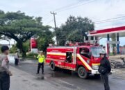 Respon Cepat Personel Pos Pam Segeri Tangani Tumpahan Solar Penyebab Kecelakaan di Kelurahan Bontomatene