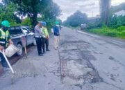 Personel Unit Lantas Polsek Bungoro Dampingi Penambalan Jalan Berlubang di Jalan Poros Tonasa 2