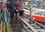 Bhabinkamtibmas Polsek Liukang Tupabbiring Sigap Bantu Evakuasi Korban Laka Laut Kapal Rombongan Camat di Perairan Pulau Podang-Podang