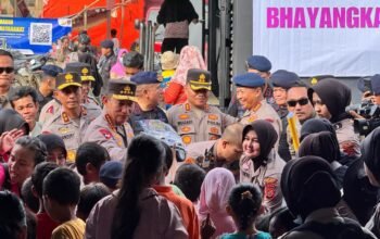 Kapolri Tinjau Posko Pengungsian di Aceh Tamiang, Salurkan Bantuan ke Korban Bencana