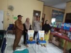 Bhabinkamtibmas dan Lurah Bonto Perak Pantau Penyaluran Bantuan Pangan di Kecamatan Pangkajene