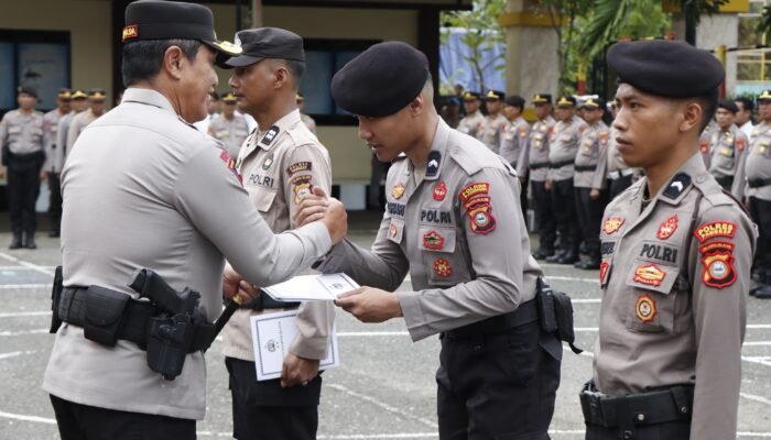 Apel Perdana di Polres Pangkep, Kapolda Sulsel Beri Penghargaan kepada Personel Operasi Kemanusiaan ATR 42-500