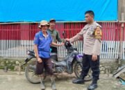 Bhabinkamtibmas memberikan himbauan Kamtibmas kepada warga desa binaan.