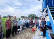 Bhabinkamtibmas Polsek Pangkajene Mendampingi Penyerahan Bantuan Kepada Warga Korban Bencana Angin Puting Beliung