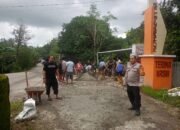 Bhabinkamtibmas Kalabbirang bersama warga gotong royong memperbaiki akses jembatan