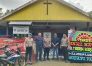 Personel Polsek Ma’rang Laksanakan Pengamanan Ibadah Tahun Baru 2026 di Gereja Padanglampe  Pangkep – Personel Polsek Ma’rang melaksanakan pengamanan kegiatan ibadah umat Kristiani dalam rangka menyambut Tahun Baru 2026 yang berlangsung di Gereja Padanglampe, Desa Padanglampe, Kecamatan Ma’rang, Kabupaten Pangkep, pada Kamis (01/01/2026) pukul 10.18 Wita.  Ibadah menyambut Tahun Baru 2026 tersebut mengangkat tema “Tahun Baru dalam Kemuliaan dan Perhatian Allah” dengan bacaan Alkitab dari Masmur 8 ayat 1–10 serta subtema “Indah pada Waktunya”. Kegiatan ibadah dipimpin oleh Pdt. Alma Cristin, M.S.Th dan diikuti oleh sebanyak 23 orang jemaat, yang terdiri dari 12 laki-laki dan 11 perempuan.  Dalam pelaksanaan ibadah, jemaat yang hadir menggunakan sarana transportasi berupa 1 unit kendaraan roda empat dan 6 unit kendaraan roda dua. Personel Polsek Ma’rang melakukan pengamanan guna memastikan kegiatan berjalan aman, tertib, dan kondusif.  Pengamanan kegiatan ibadah dipimpin langsung oleh Wakapolsek Ma’rang Ipda Hasan, S.H. Ibadah rutin tersebut berakhir pada pukul 11.09 Wita dalam keadaan aman dan lancar tanpa adanya gangguan kamtibmas.  Usai kegiatan, Pnt. Ardis Malino, S.T. mewakili seluruh jemaat Gereja Padanglampe menyampaikan ucapan terima kasih kepada jajaran Polsek Ma’rang atas kehadiran dan pengamanan yang diberikan selama kegiatan ibadah berlangsung.  Di tempat terpisah, Plh. Kapolsek Ma’rang AKP Hasri Laco menyampaikan bahwa pengamanan kegiatan keagamaan merupakan bentuk komitmen Polri dalam memberikan rasa aman dan nyaman kepada masyarakat dalam menjalankan ibadah, khususnya pada momentum perayaan Tahun Baru 2026, sehingga tercipta situasi kamtibmas yang aman dan kondusif di wilayah hukum Polsek Ma’rang.