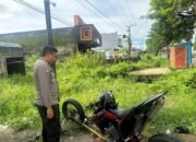 Bhabinkamtibmas Polsek Ma’rang Dataingi TKP Kecelakaan Tunggal, Pemotor Alami Luka Lecet