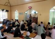 Bhabinkamtibmas Desa Bulu Tellue Sampaikan Himbauan Kamtibmas kepada Jamaah Sholat Jum’at di Masjid Raudatul Muflihin