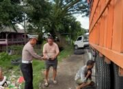 Peduli Keselamatan, Personil Satlantas Polres Pangkep Beri Himbauan dan Air Mineral Saat Perbaikan Kendaraan