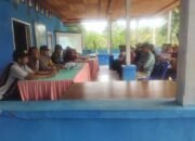 Bhabinkamtibmas Hadiri Rapat Forum Konsultasi Publik Terkait Embun PT Mars di Kelurahan Atang Salo