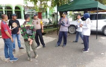 Bhabinkamtibmas Mappasaile Bersama Unsur Forkopimcam Tertibkan Pedagang di Pelataran Masjid Mujahidin Jelang Ramadhan