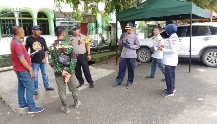 Bhabinkamtibmas Mappasaile Bersama Unsur Forkopimcam Tertibkan Pedagang di Pelataran Masjid Mujahidin Jelang Ramadhan