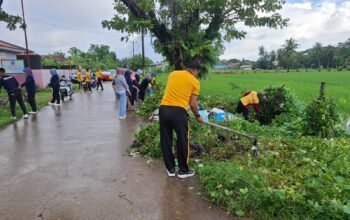 Kapolsek Pangkajene Pimpin Langsung Aksi Melawan Sampah Bersama Lurah serta Staf Kelurahan Jagong