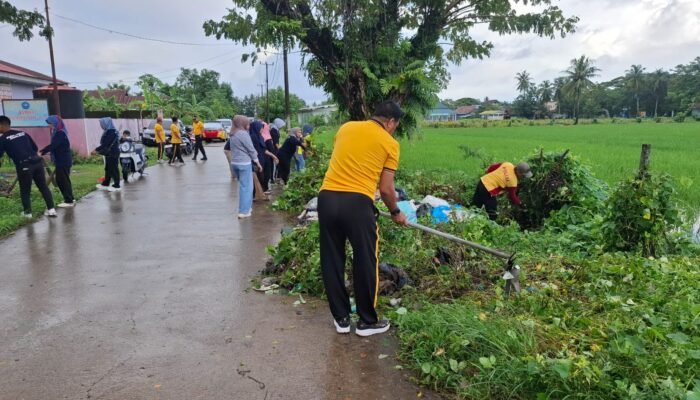 Kapolsek Pangkajene Pimpin Langsung Aksi Melawan Sampah Bersama Lurah serta Staf Kelurahan Jagong