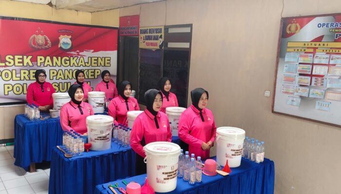 Bhayangkari Ranting Polsek Pangkajene Gelar Panen Ecoenzyme Serentak.