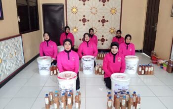 Gerakan Hijau Bhayangkari Polsek Segeri Panen Eco Enzyme, Inovasi Ramah Lingkungan Untuk Kesuburan Tanah