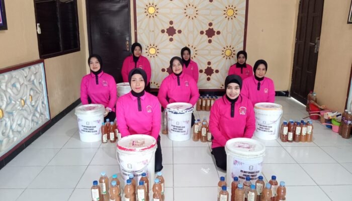 Gerakan Hijau Bhayangkari Polsek Segeri Panen Eco Enzyme, Inovasi Ramah Lingkungan Untuk Kesuburan Tanah