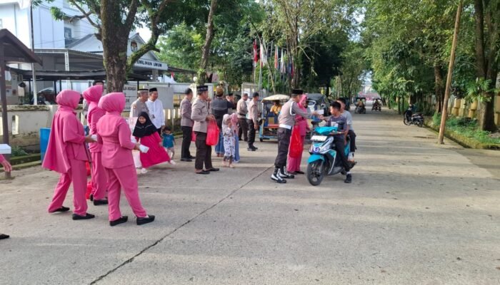 Polsek Pangkajene dan Bhayangkari Ranting Pangkajene Berbagi Takjil di Bulan Suci Ramadan