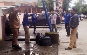 Bhabinkamtibmas Polsek Pangkajene Koordinasi dengan Dishub Terkait Tiang CCTV Miring di Tumampua